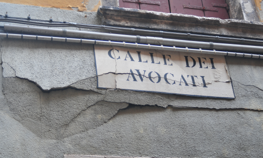 verwitterte Hauswand in Venedig zeigt die calle dei avocati